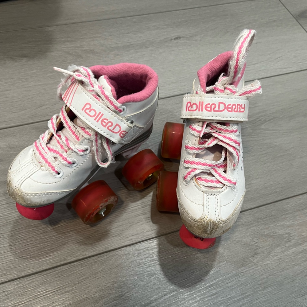 Roller Derby Girl Roller Skates Pink and White - Picture 3 of 7